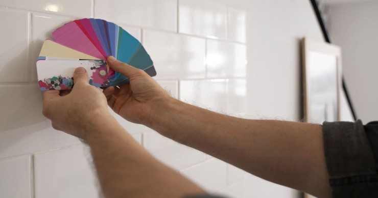 uomo che valuta il colore dello smalto
