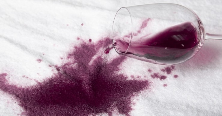 vino rosso sulla tovaglia macchiata