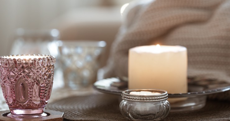 come togliere le macchie di cera dai tessuti