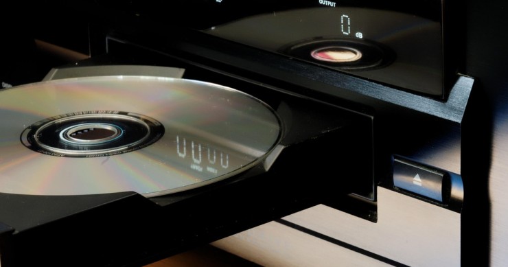Lettore CD e disco in primo piano.