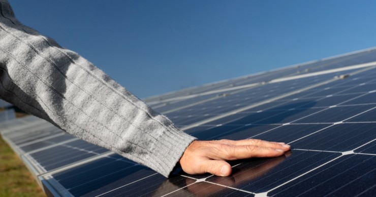 mano su pannello fotovoltaico