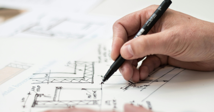 scrivendo su una piantina di una struttura