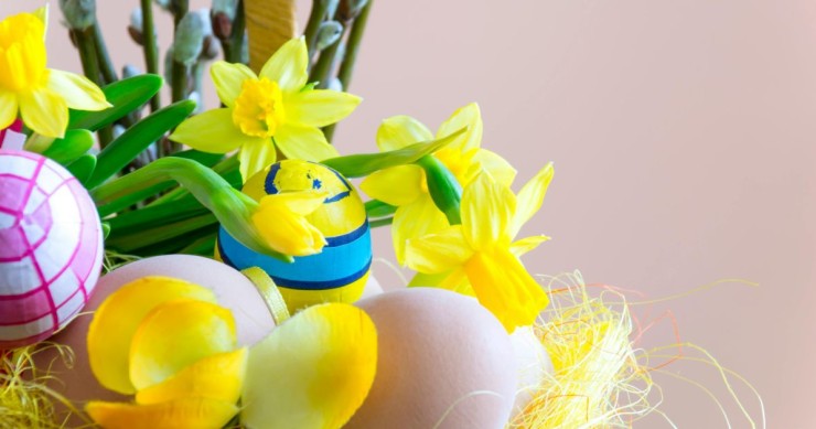 uova di Pasqua e fiori