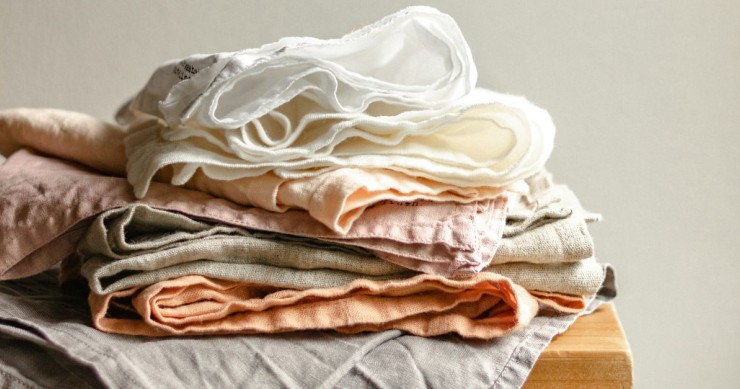 vecchie lenzuola su sgabello