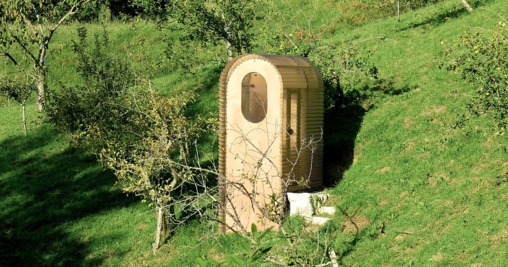 The Goodviewloo se ubica en una ladera verde de Cantabria y ha sido diseñado y construido por el arquitecto alemán Nico Goebel.