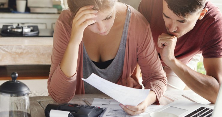 Due inquilini guardano preoccupati il ritardo nei pagamenti dell'affitto