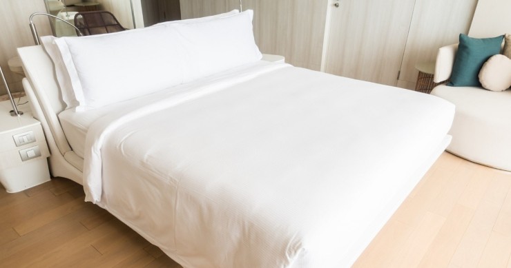 Letto con lenzuola di cotone