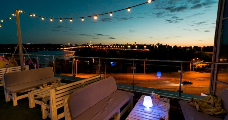 Balcone illuminato da varie luci