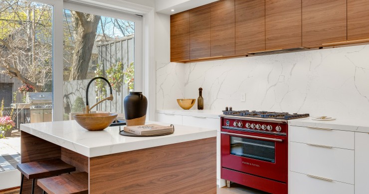 Cucina bianca e legno naturale