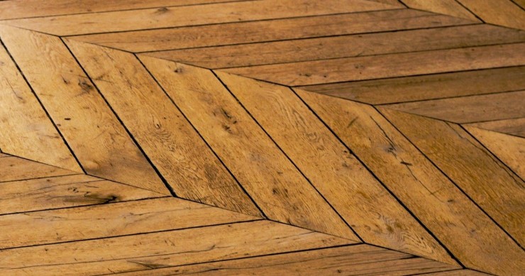 Un parquet con alcuni graffi