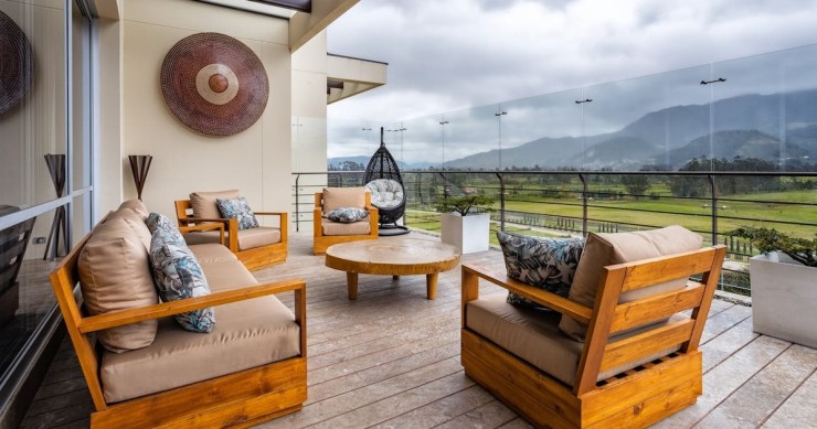 divano sofa in legno su terrazzo