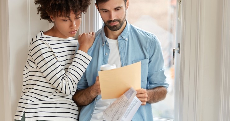 Giovani alle prese con un contratto