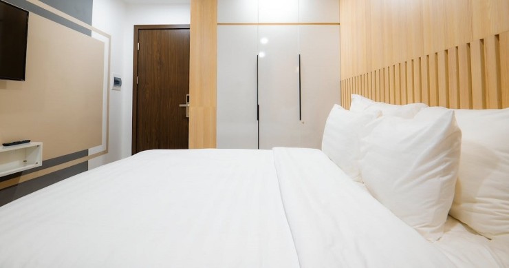 Una camera con letto matrimoniale