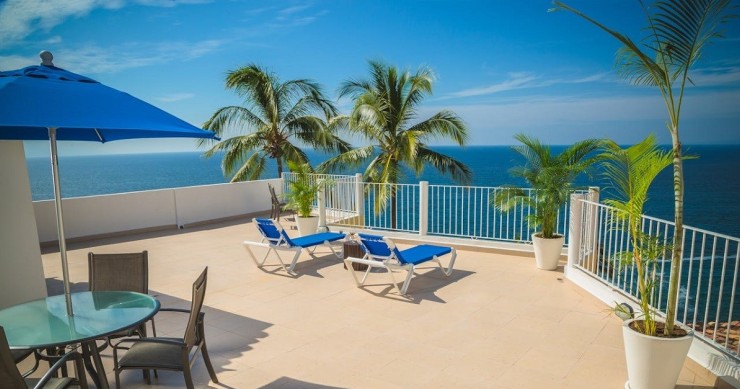 Una terrazza con vista sul mare