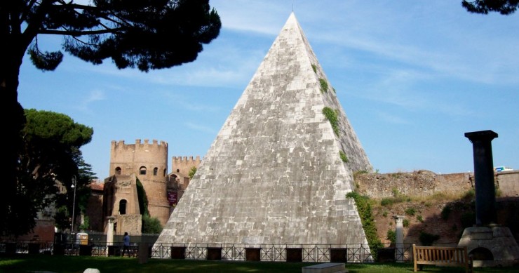 La Piramide Cestia con le Mura Aureliane