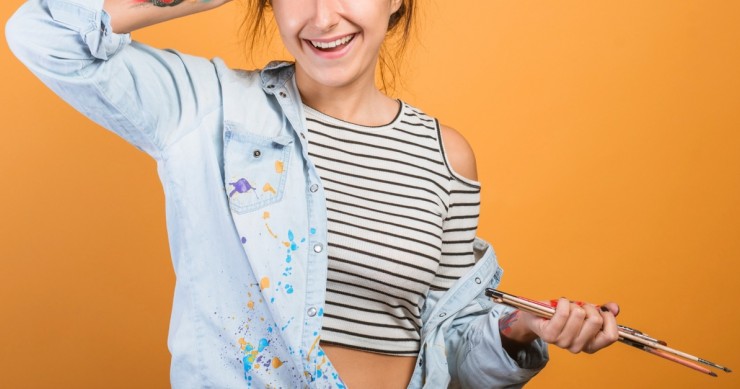 vernice su vestiti di una ragazza