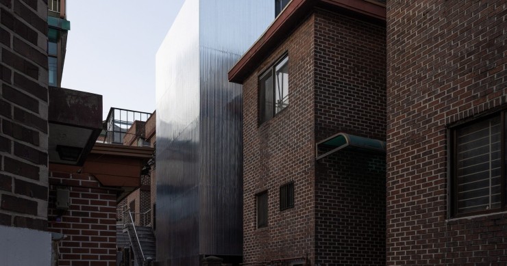 Renovada por el estudio Atelier Itch, la Casa Bomun se encuentra en una estrecha calle de Seúl.