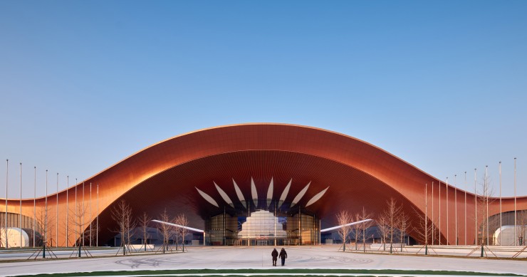 La entrada se realiza por un majestuoso arco que da la bienvenida a los asistentes.