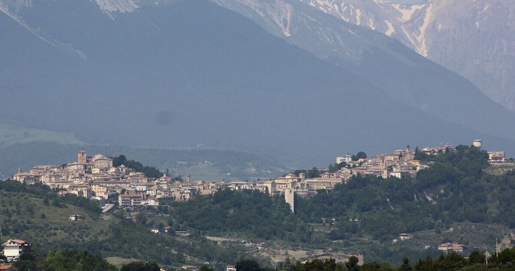 Un'immagine panoramica di Penne che si estende tra i colli Un'immagine panoramica di Penne che si estende tra i colli