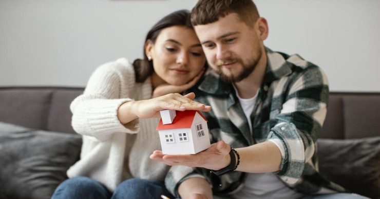 Coppia in possesso di piccola casa 