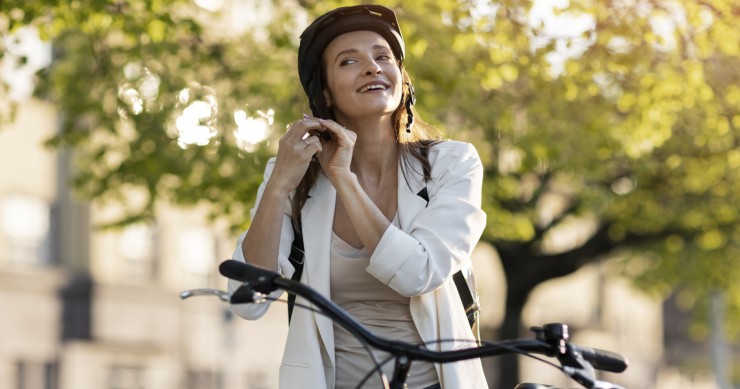 Donna che va a lavorare in bicicletta