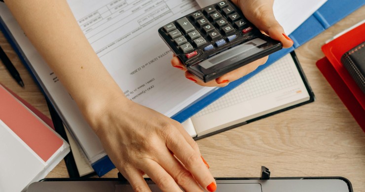 calcolatrice e fogli 