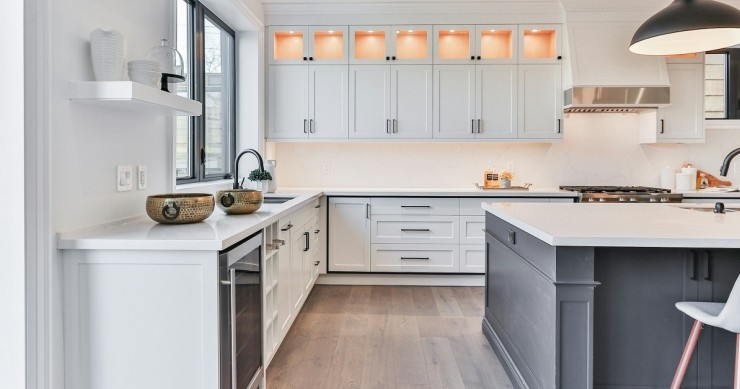 Una cucina con ante bianche