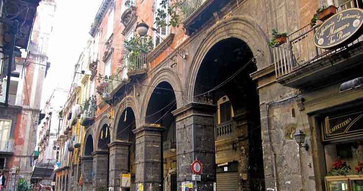 perchè via dei tribunali si chiama cosi