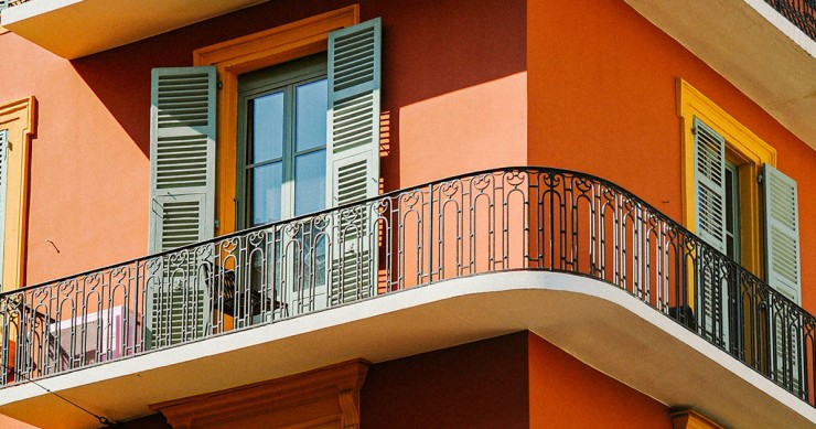Ringhiera del balcone in condominio