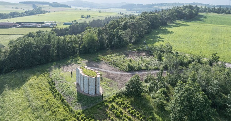 La Capilla Abierta de Hillershausen está diseñada por el estudio berlinés Christoph Hesse Architects en colaboración con la comunidad local.