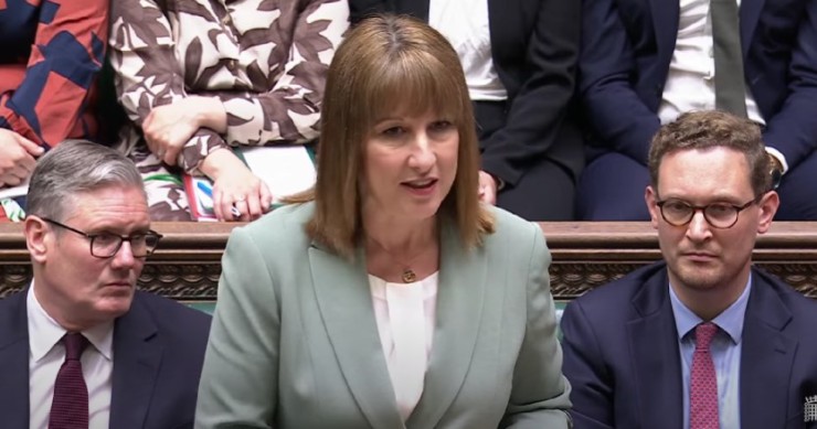 El primer ministro de Reino Unido, Keir Starmer, la ministra de Hacienda, Rachel Reeves, y el secretario jefe del Tesoro, Darren Jones