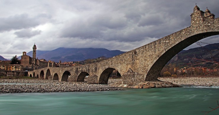 Il ponte Gobbo o del Diavolo con I suoi dislivelli e le arcate irregolari
