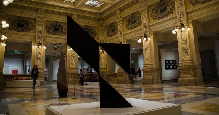 Una delle sale de Le Gallerie d'Italia a Milano con una installazione moderna