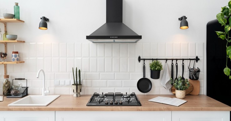 Una cucina con cappa aspirante