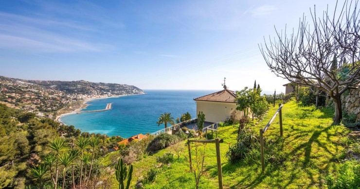 Sea view villa for sale in Italy