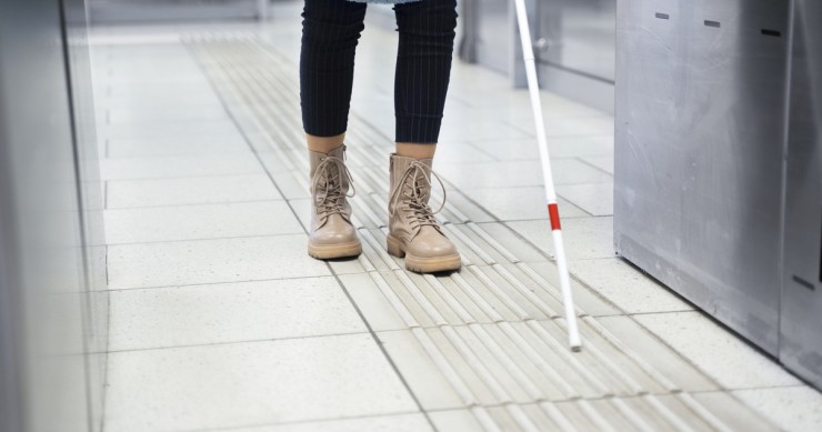 Cieco con bastone bianco