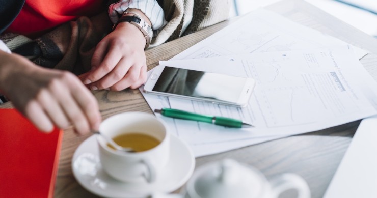 imu uso gratuito familiari Uomo che mischia il caffè