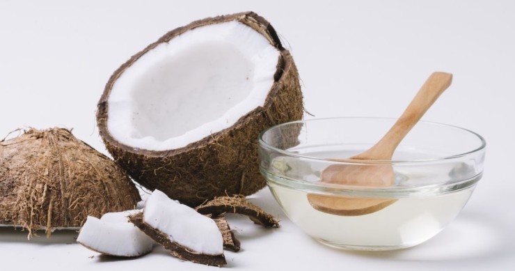 olio di cocco vicino a noce di cocco
