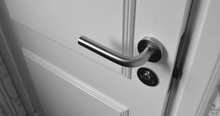 come pulire le maniglie delle porte