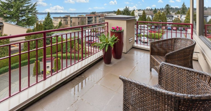 un balcone con la ringhiera dipinta di rosso