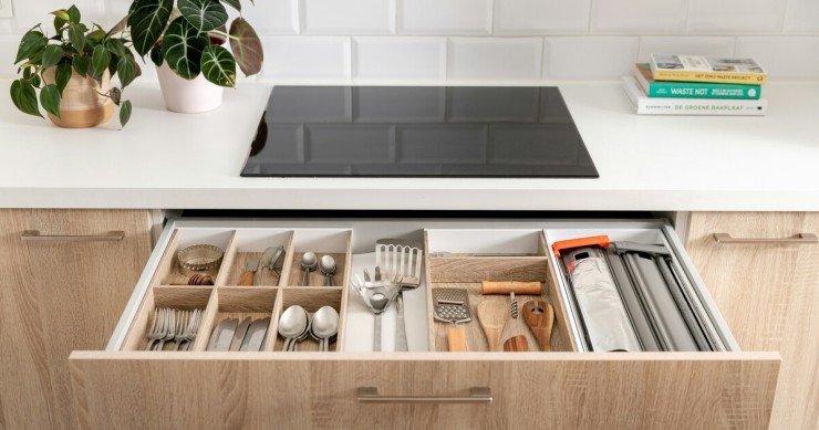 un cassetto di una cucina moderna