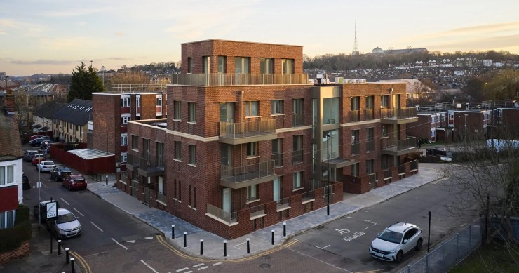 El complejo Edith Road, diseñado por el estudio Satish Jassal Architects, se ubica en pleno corazón del barrio londinense de Haringey.