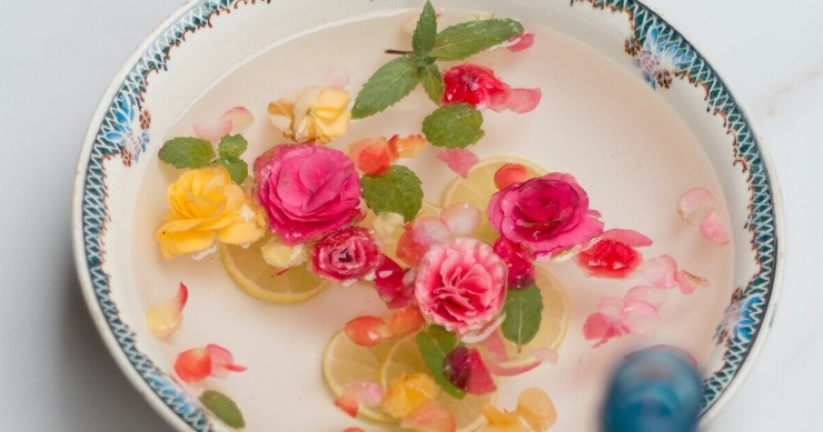 Ciotola con fiori immersi per preparare l'acqua di San Giovanni