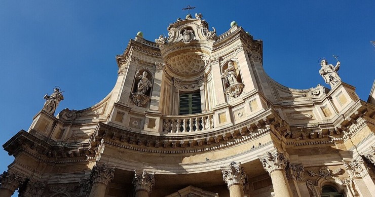 L'imponente facciata della Collegiata a Catania