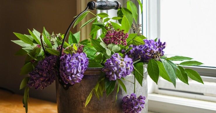 Un coprivaso realizzato con un secchio vintage