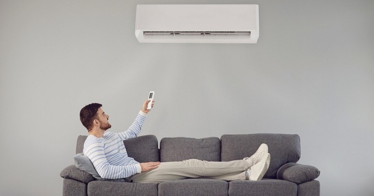 I climatizzatori a pompa di calore sono in grado di mantenere l'ambiente confortevole sia d'estate che d'inverno I climatizzatori a pompa di calore sono in grado di mantenere l'ambiente confortevole sia d'estate che d'inverno