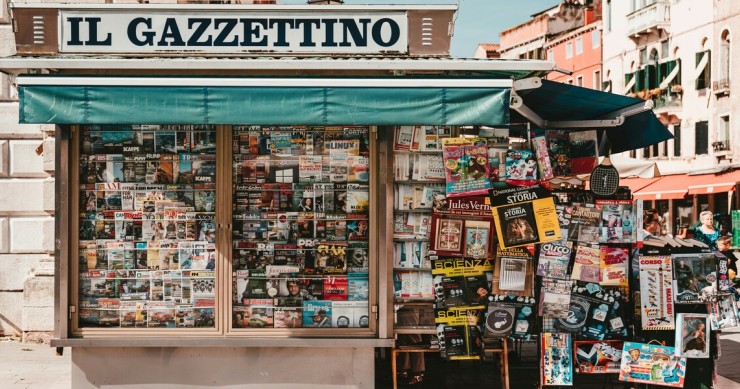 Edicola con riviste e giornali 