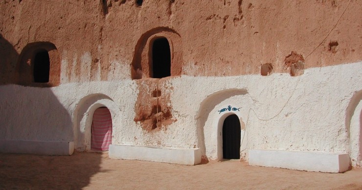 L'ingresso di un'abitazione troglodita a Matmata, con la tradizionale decorazione con pesci e mano di Fatima