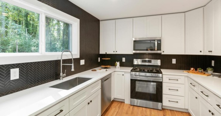 cucina a U con finestra