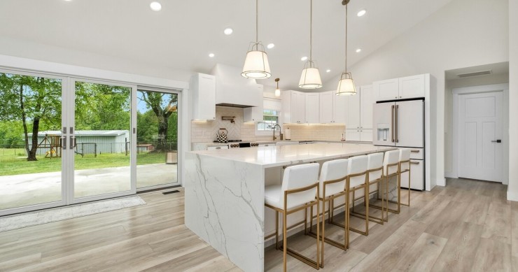 cucina moderna con isola centrale e grande vetrata